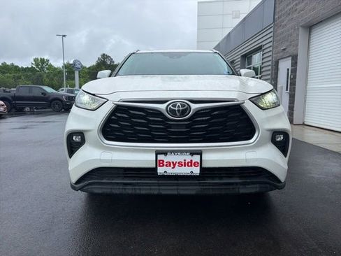 Used 2021 Toyota Highlander XLE AWD/4WD image 2