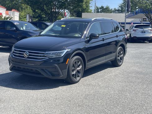 Used 2023 Volkswagen Tiguan SE w/ Panoramic Sunroof Package FWD image 2