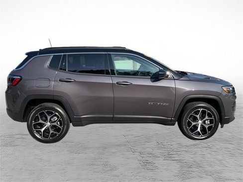 Used 2024 Jeep Compass Limited AWD/4WD image 2