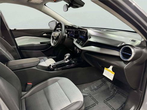 Used 2025 Chevrolet Trax LT w/ Sunroof Package FWD image 37