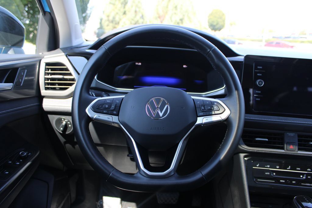 Used 2025 Volkswagen Taos SE AWD/4WD image 17