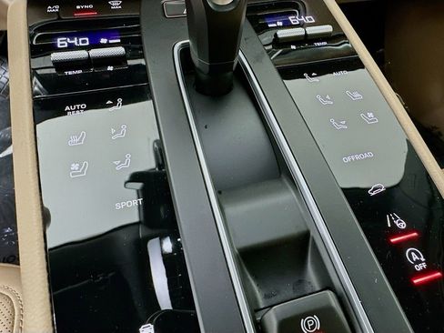 Used 2025 Porsche Macan image 23