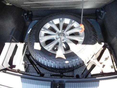 Used 2018 Volkswagen Tiguan SE AWD/4WD image 25
