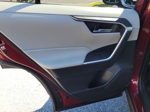 Used 2020 Toyota RAV4 XLE Premium image 13