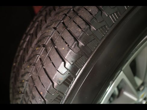 Used 2023 Chevrolet Traverse LT image 11