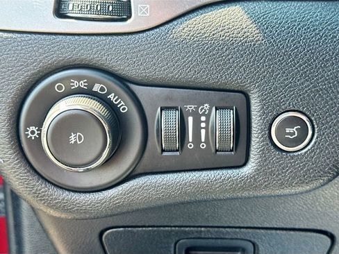 Used 2019 Jeep Cherokee Limited w/ Technology Group AWD/4WD image 10