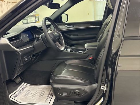 Used 2024 Jeep Grand Cherokee Limited w/ Black Appearance Package image 9