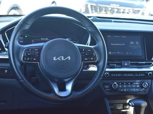 Used 2022 Kia Niro EX image 17