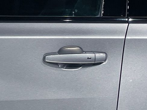 Used 2023 Chevrolet Traverse RS image 18