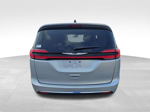 Used 2023 Chrysler Pacifica Touring-L FWD image 4