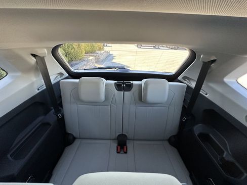 Used 2023 Volkswagen Tiguan SE w/ Panoramic Sunroof Package image 14