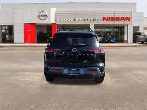 New 2026 Nissan Pathfinder Platinum image 4