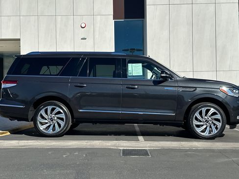 Certified 2022 Lincoln Navigator L Reserve image 2