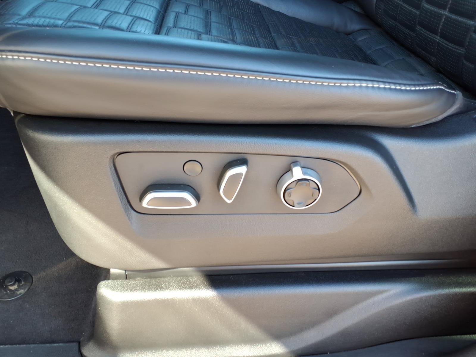 Used 2024 Cadillac Escalade Sport Platinum w/ LPO, ONYX Package AWD/4WD image 23