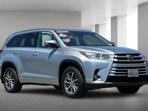 Used 2018 Toyota Highlander XLE AWD/4WD image 2