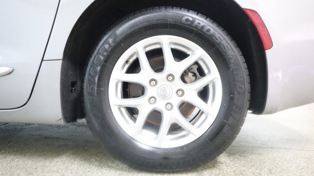 Used 2020 Chrysler Pacifica Touring-L FWD image 23