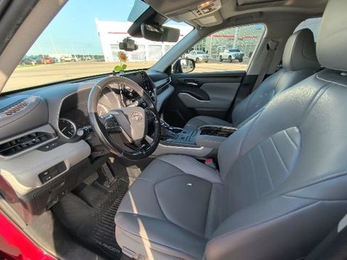 Used 2021 Toyota Highlander XLE AWD/4WD image 9