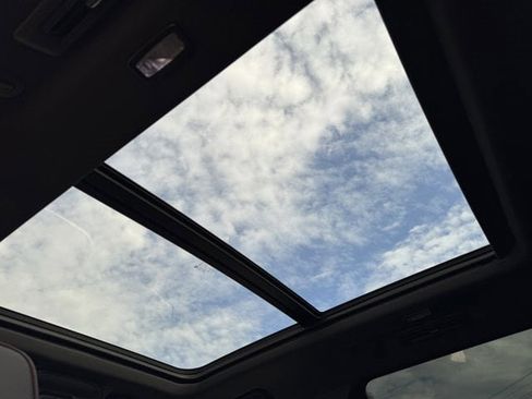 Used 2022 Chevrolet Suburban High Country image 32