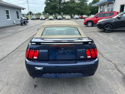 Used 2003 Ford Mustang Convertible RWD image 9
