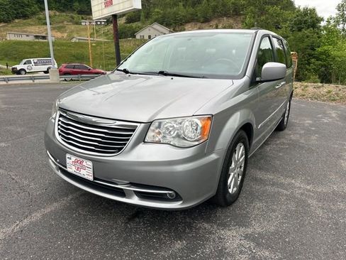 Used 2016 Chrysler Town & Country Touring FWD image 6
