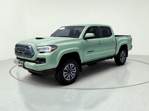 Used 2022 Toyota Tacoma TRD Sport w/ TRD Premium Sport Package AWD/4WD image 2