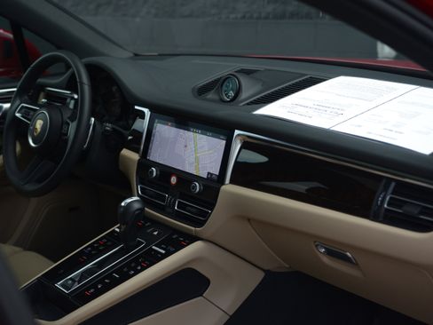 Certified 2025 Porsche Macan image 28