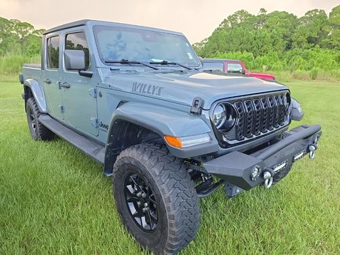 Used 2025 Jeep Gladiator Sport AWD/4WD image 5