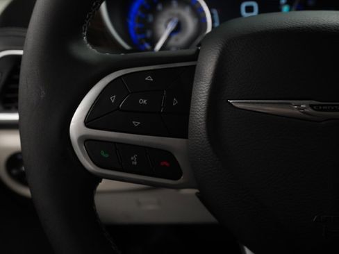 New 2023 Chrysler Pacifica Limited w/ Uconnect Theater Family Group image 28