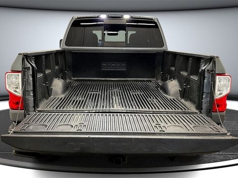Used 2019 Nissan Titan SV w/ SV Convenience Package image 7
