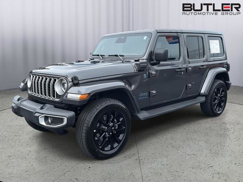 Used 2025 Jeep Wrangler Sahara image 2