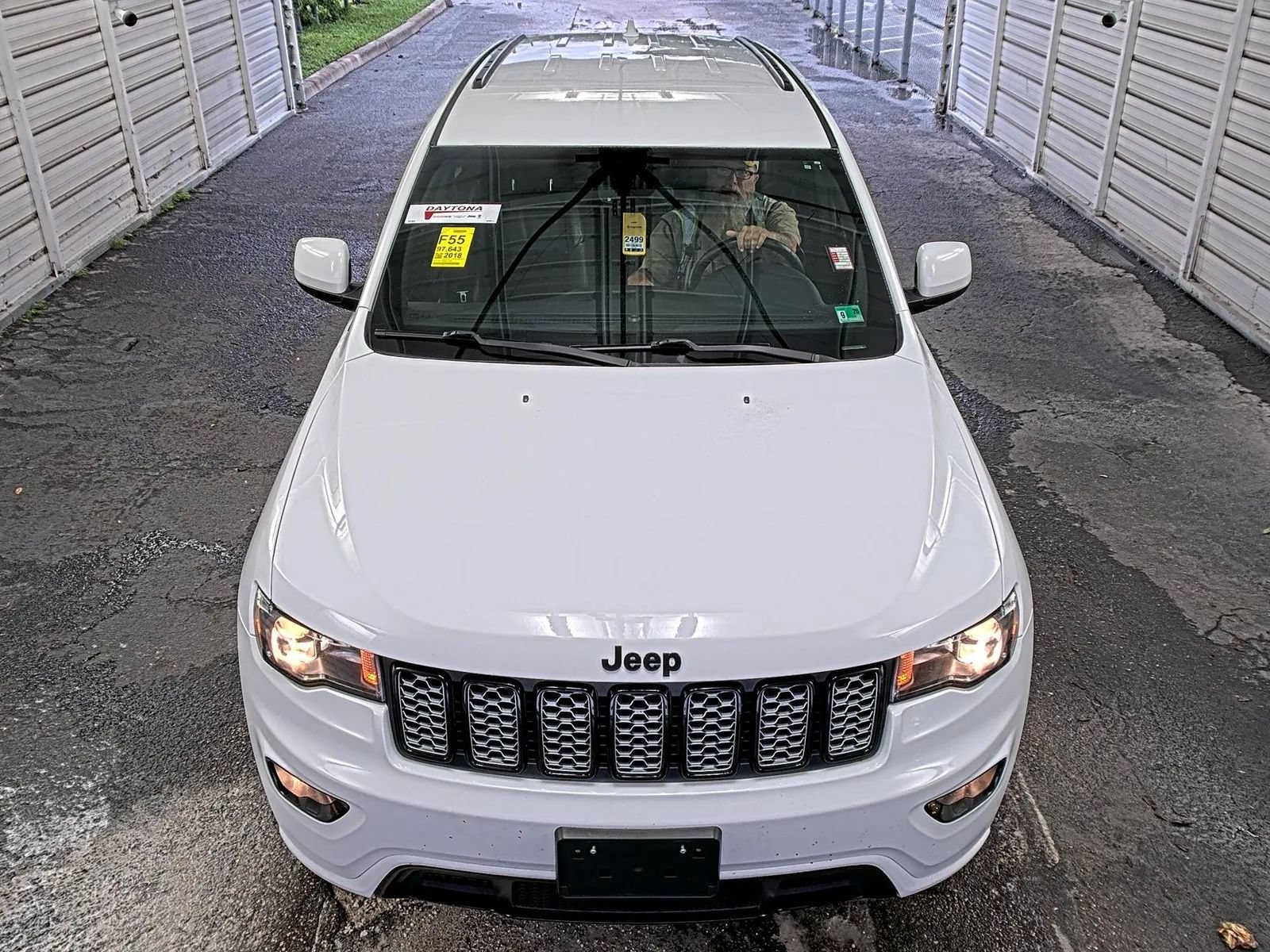 Used 2018 Jeep Grand Cherokee Altitude RWD image 3