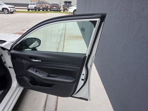 Used 2025 Nissan Altima 2.5 SV image 15