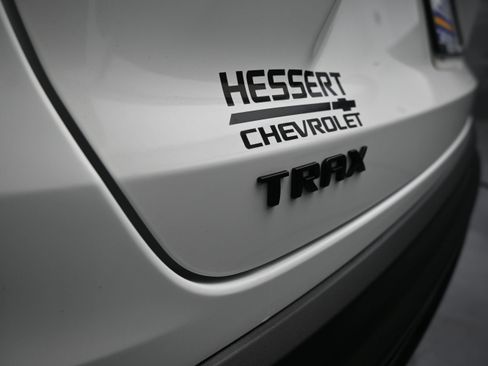 Used 2025 Chevrolet Trax RS w/ Sunroof Package FWD image 34