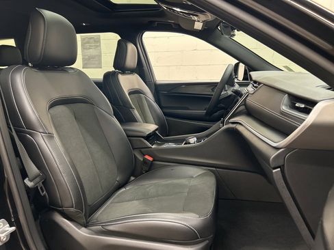 Used 2025 Jeep Grand Cherokee L Altitude image 12