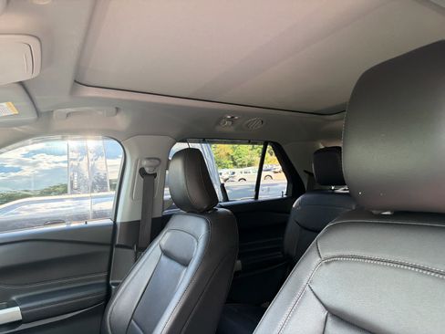 Used 2022 Ford Explorer Limited w/ Equipment Group 301A AWD/4WD image 7