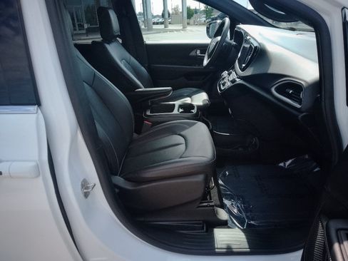Used 2025 Chrysler Pacifica Select FWD image 15