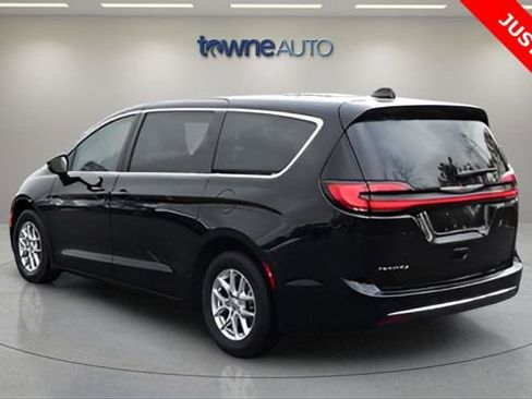 Used 2024 Chrysler Pacifica Touring-L image 4