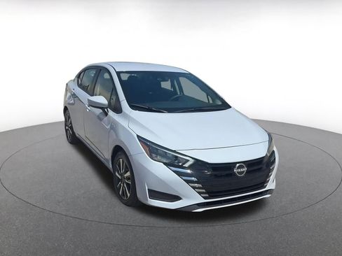 Used 2025 Nissan Versa SV image 3