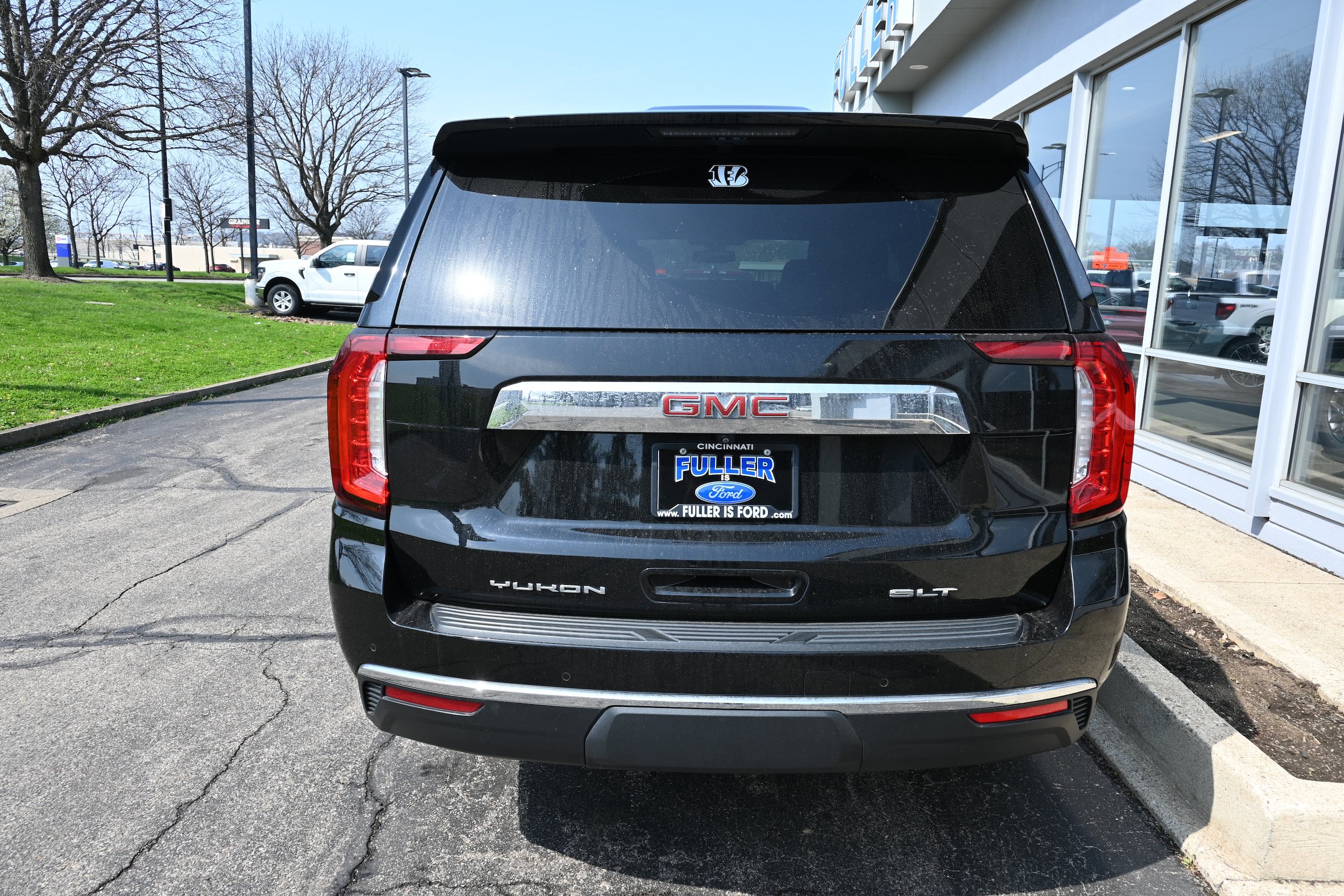 Used 2022 GMC Yukon XL SLT w/ SLT Luxury Package AWD/4WD image 4