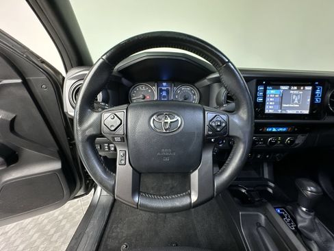 Used 2017 Toyota Tacoma TRD Off-Road w/ Premium & Technology Package AWD/4WD image 17