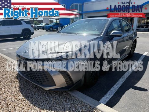 Used 2025 Toyota Camry SE FWD image 1