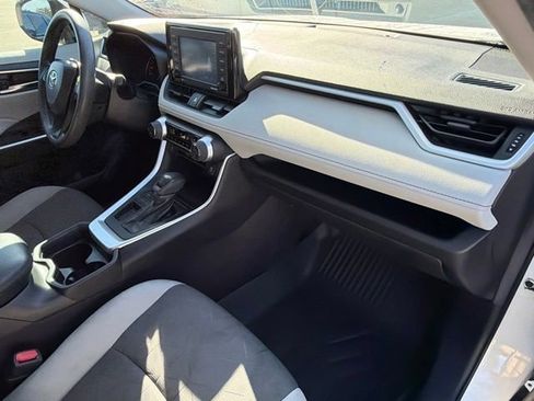Used 2020 Toyota RAV4 XLE w/ Convenience Package FWD image 12