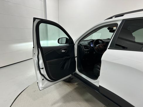 Used 2019 Jeep Cherokee Trailhawk w/ Cold Weather Group AWD/4WD image 24