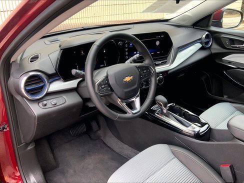 Used 2025 Chevrolet Trax LT w/ LT Convenience Package image 14