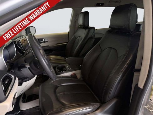Used 2023 Chrysler Pacifica Touring-L FWD image 33