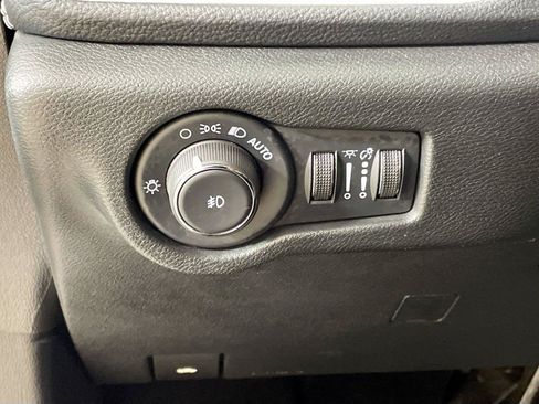 Used 2024 Chrysler Pacifica Limited FWD image 14