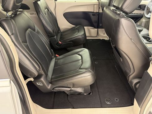 Used 2023 Chrysler Pacifica Touring-L FWD image 29