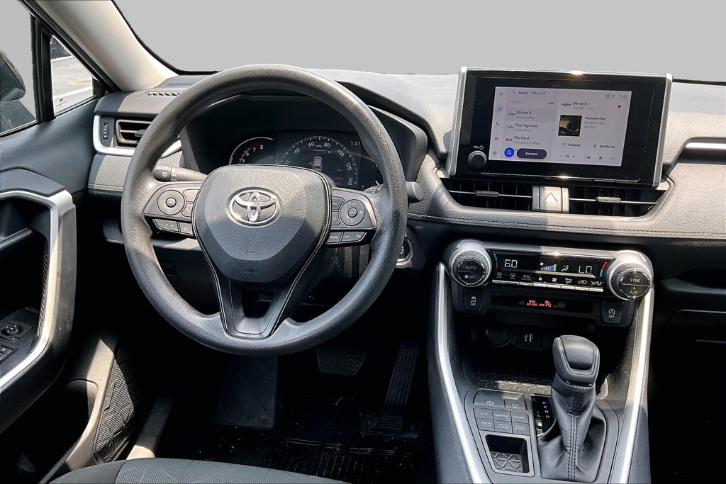 Used 2025 Toyota RAV4 XLE AWD/4WD image 9