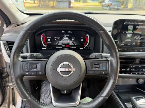 Used 2022 Nissan Rogue Platinum w/ Head-Up Display Package image 16