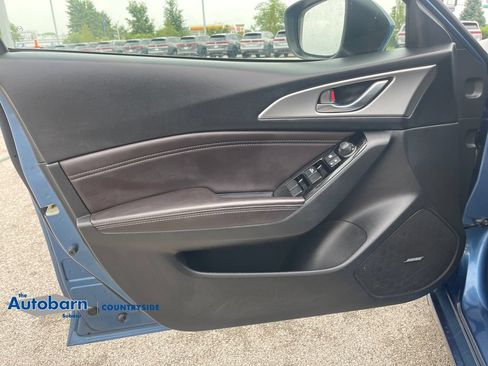 Used 2018 MAZDA MAZDA3 Touring FWD image 10